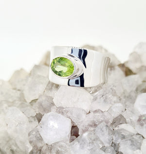 Open image in slideshow, Peridot SS ring
